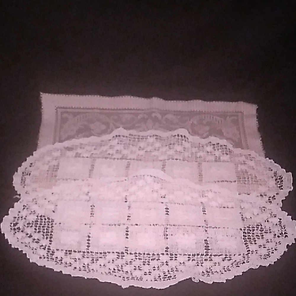 Vintage Elegant 3 pieces Lace Doilies